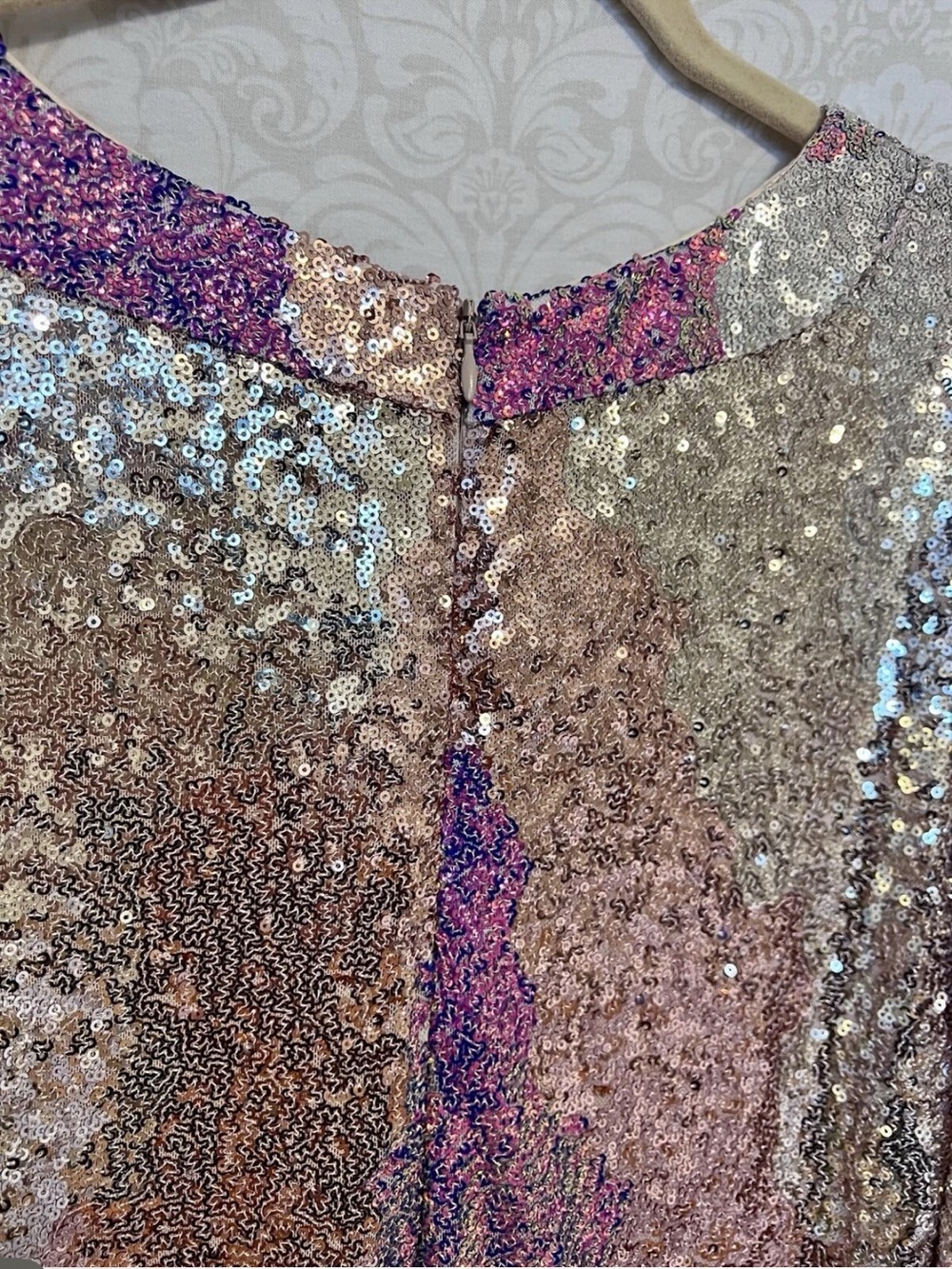 Sequin V-Neck Midi Dress in Iridescent Midi Dress. Size Large Saltwater luxe - Picture 2 of 15